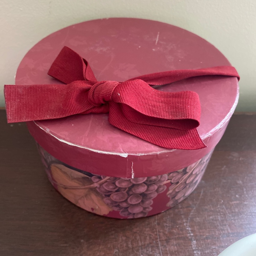 Designpac Appetizer/Dessert Plates Cluster of Grapes  Set of 6 In Decorative box - Picture 4 of 4